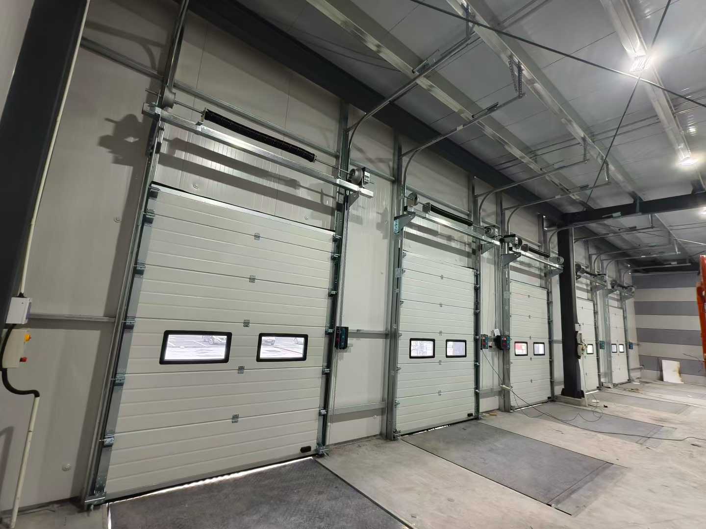 Industriella takskjutportar och lastbrygga Leverans för lagerprojekt